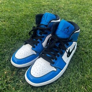 Air Jordan 1 mid signal blue